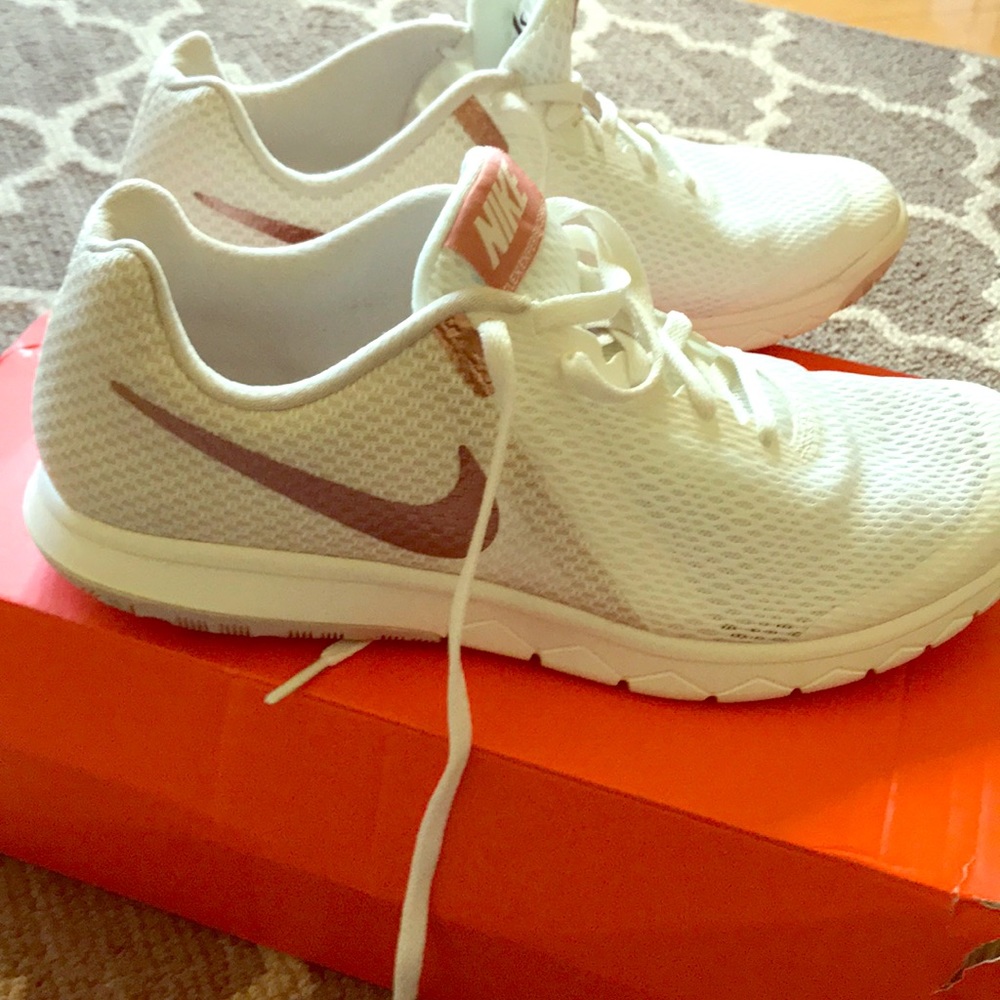 Women’s NIKE Flex Experience RN6 Rose Gold Sz 9